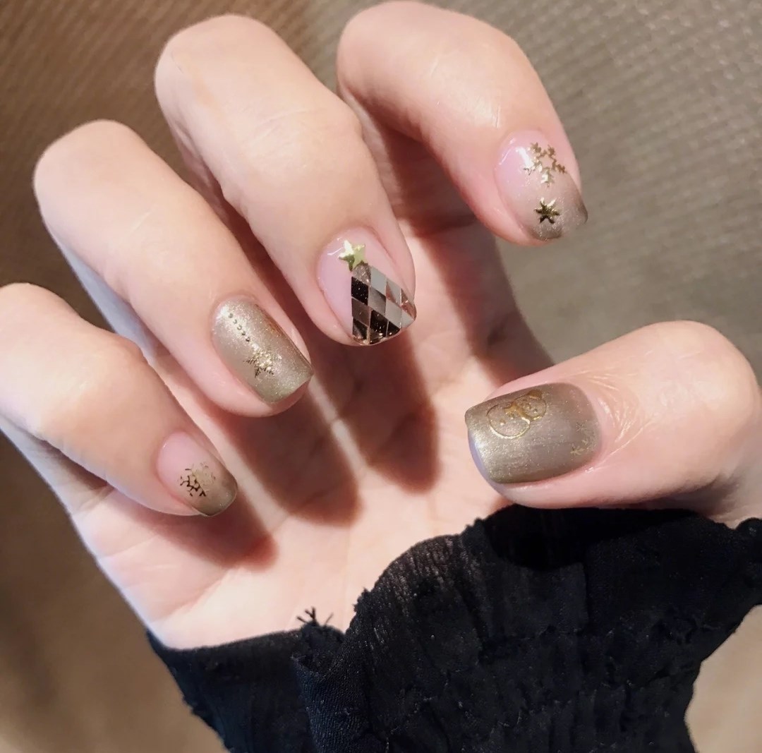 圣诞节麋鹿美甲款式,美甲秋冬款手绘圣诞麋鹿