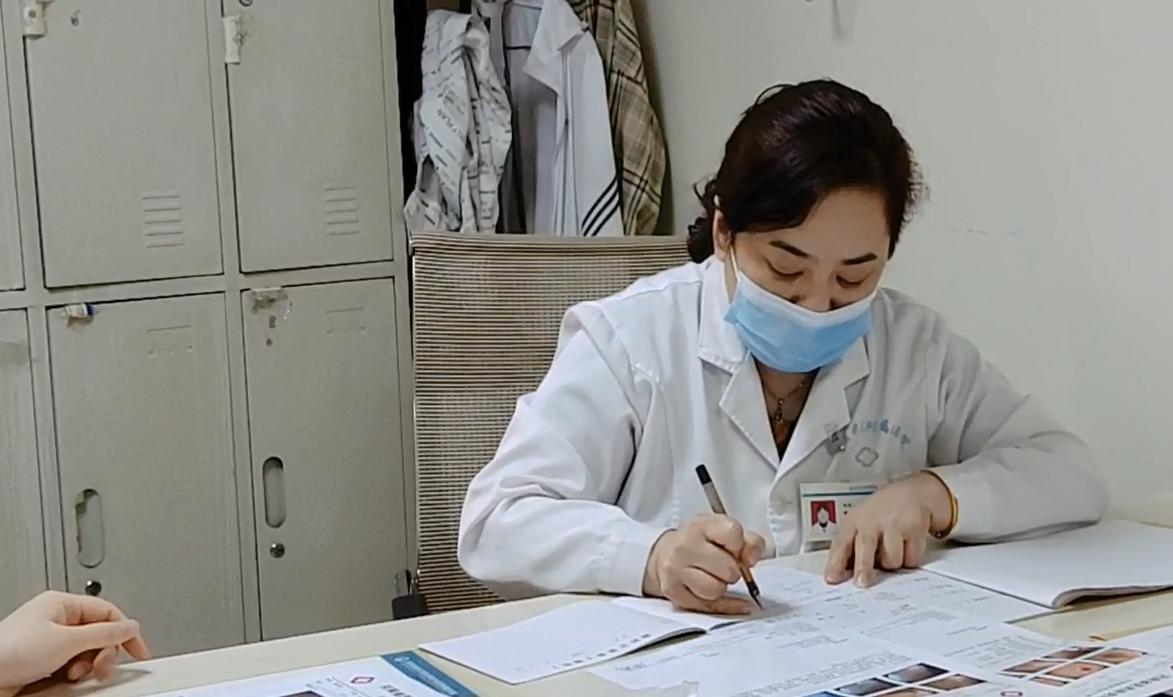 胃胀是怎么回事还很渴,胃胀是怎么回事不吃东西也不饿