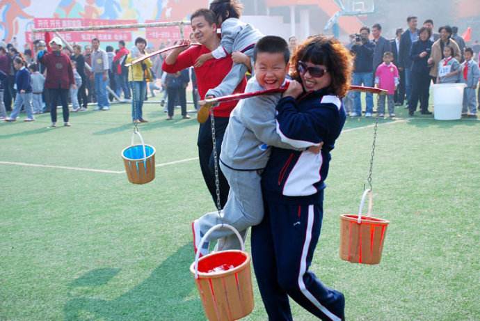 男老师体罚同学,男老师体罚学生视频