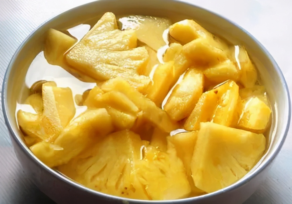 当你吃菠萝时菠萝也在吃你,你吃菠萝的同时菠萝也在吃你