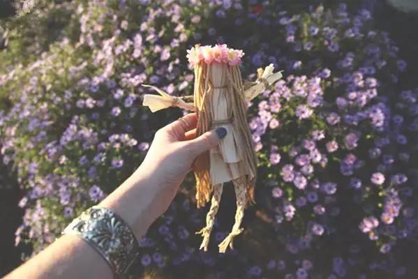 用玉米皮做的手工作品,手工玉米皮编席子教程