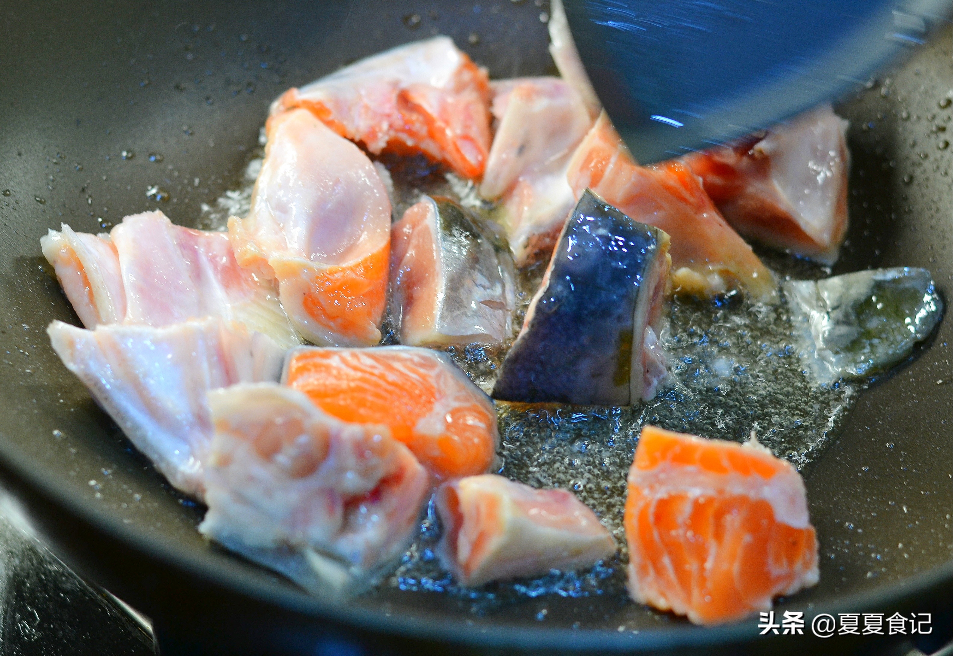 三文鱼头煮汤怎么做汤好喝,简易又美味的三文鱼头汤做法