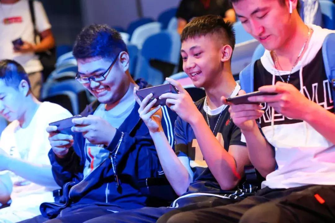 人民电竞·赞助商观察丨一款手机为什么要赞助PC游戏LPL联赛？