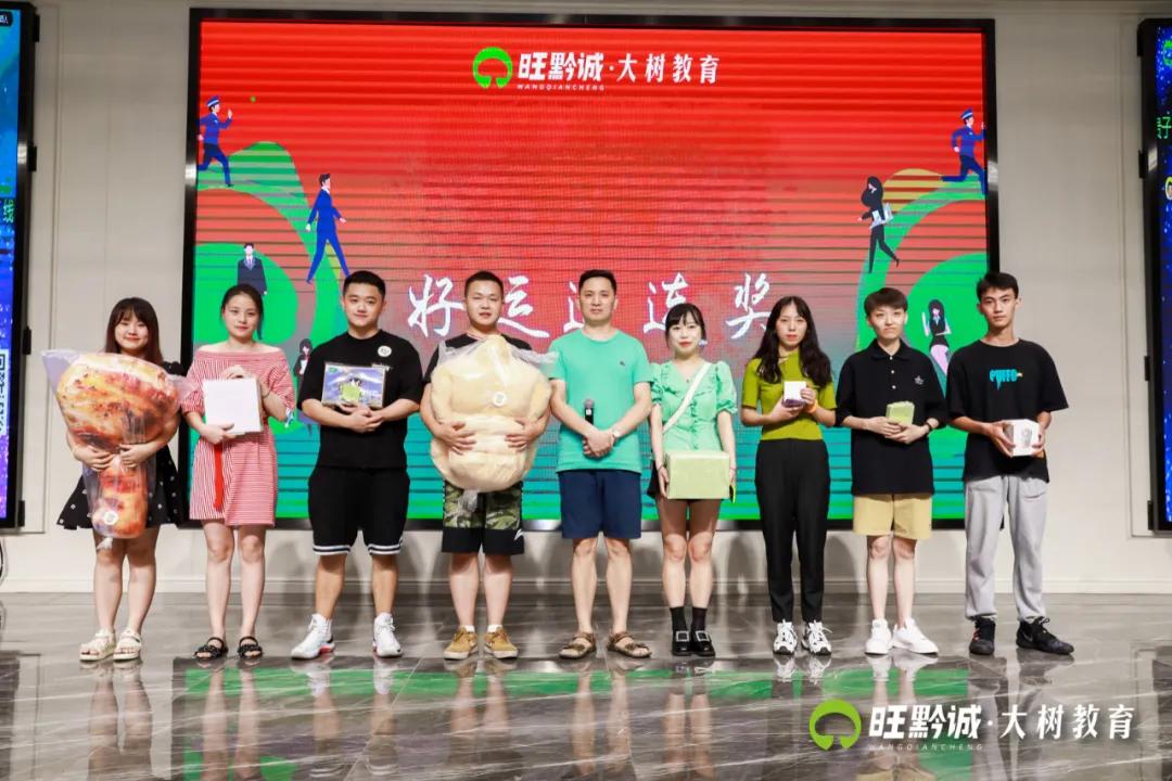 奖学金颁奖典礼完满结束主持稿,考试表彰大会进步奖怎么才能拿到