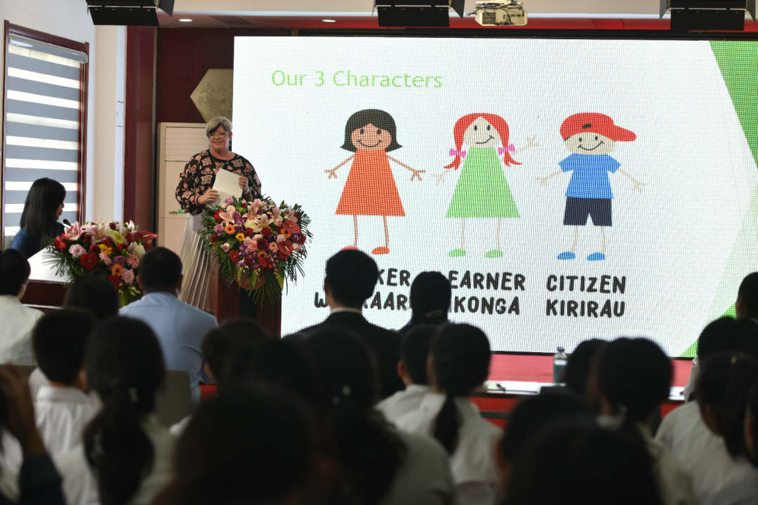 新西兰校长,新西兰小学生校长把游乐场搬来了