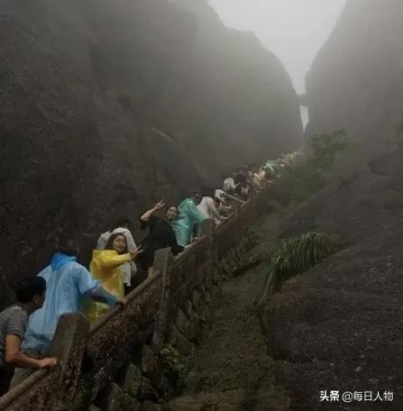 爬两个小时黄山光明顶看日出,登上山顶看美景黄山一日游结束