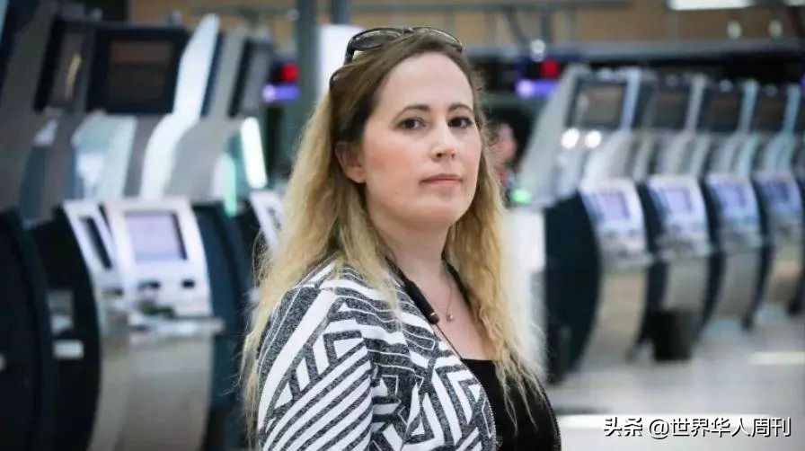 她被加拿大海关强制裸体搜身，扣留14小时，因此患上焦虑症
