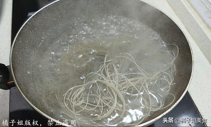 想吃正宗酸辣粉很简单,想吃酸辣粉要不要去买