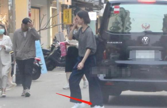 张钧甯素颜现身被*拍偷**！憔悴形象非常瘦，一双大长腿撑不满裤管