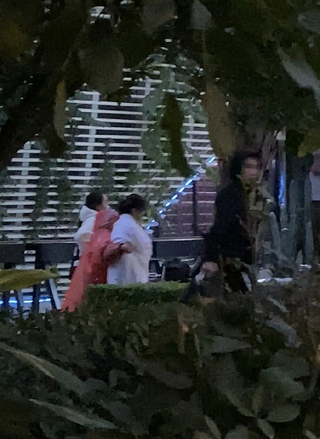 吴宣仪素颜近照被曝,吴宣仪拍淋雨