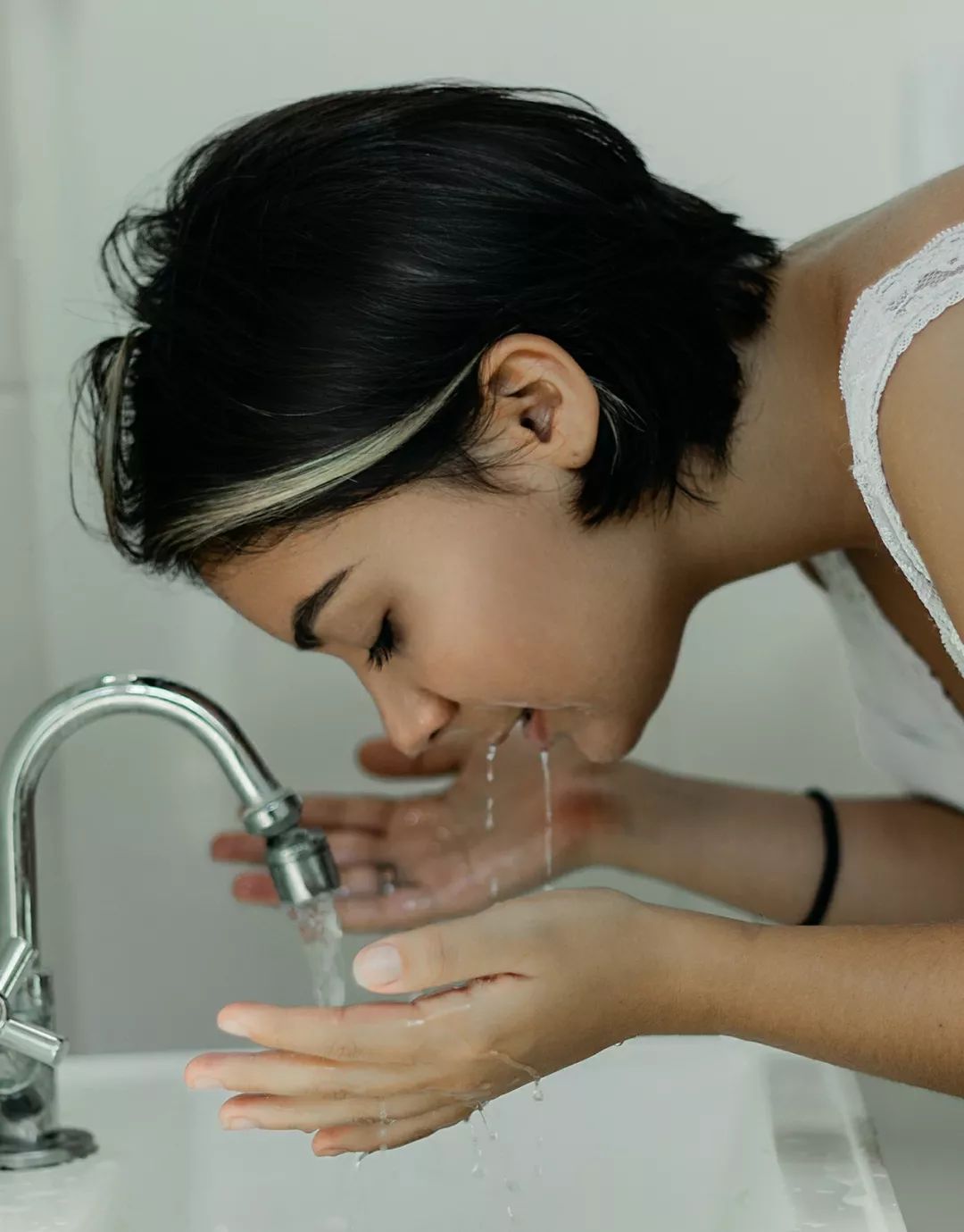 冬天用冷水洗脸的好处和坏处,冬天洗脸用冷水好还是热水好