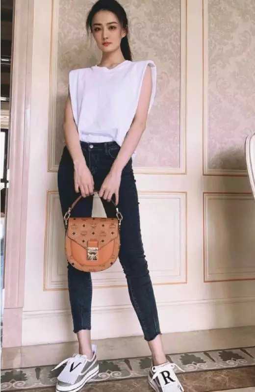 徐璐白色蕾丝上衣,徐璐机场穿搭黑色牛仔裤