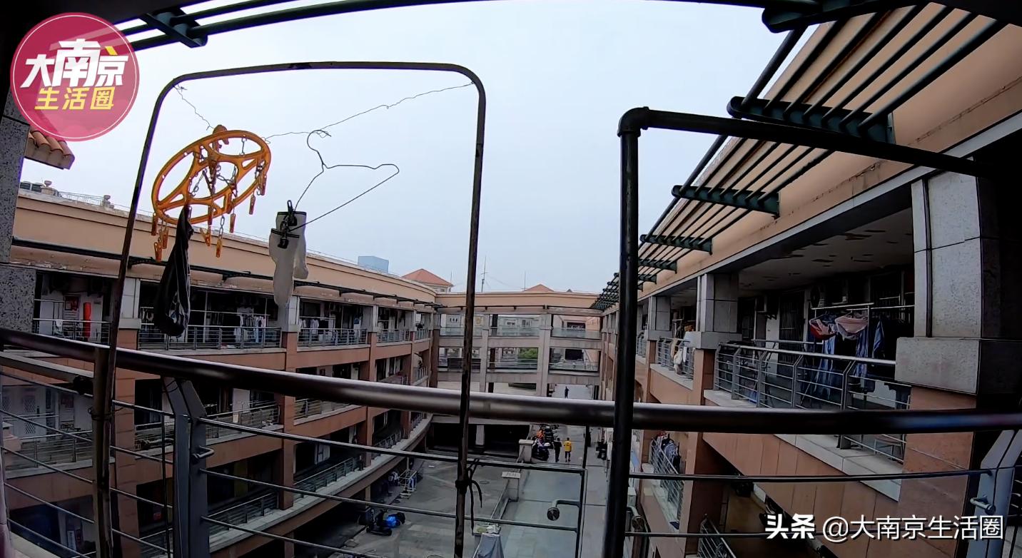 南京南站CBD旁的大型购物中心，商家纷纷撤离，如今却住满了人