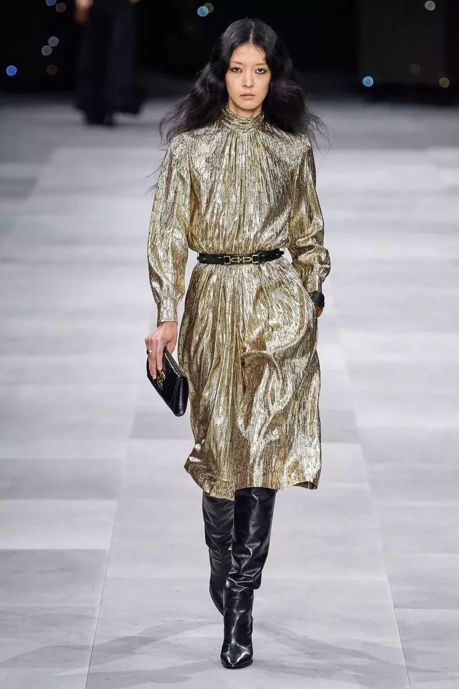 搭靴子穿的裙子秋冬款,裙子靴子秋冬搭配图