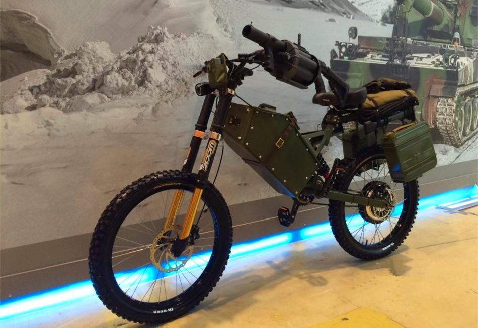 战斗民族果然牛,摩托车上配AK,机动快,火力强