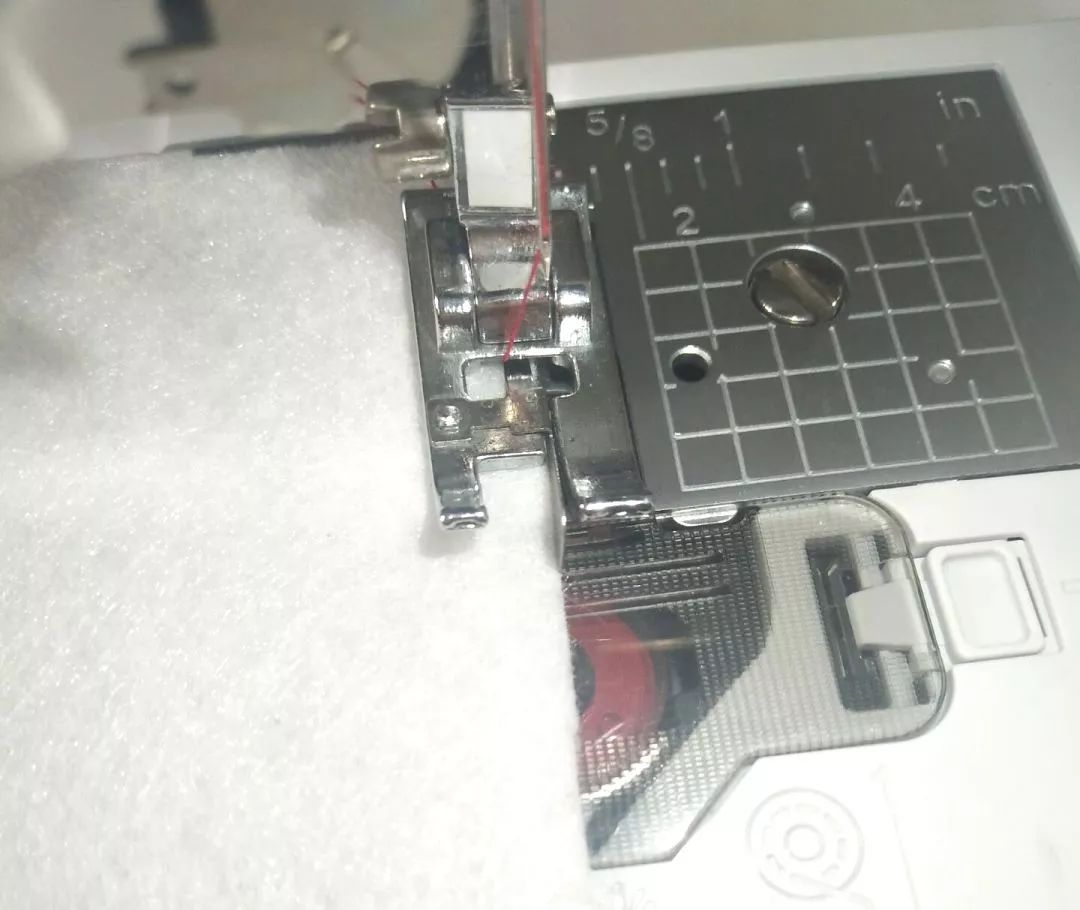 多功能缝纫机扣眼压脚的使用方法,兄弟gs2700扣眼压脚使用教程