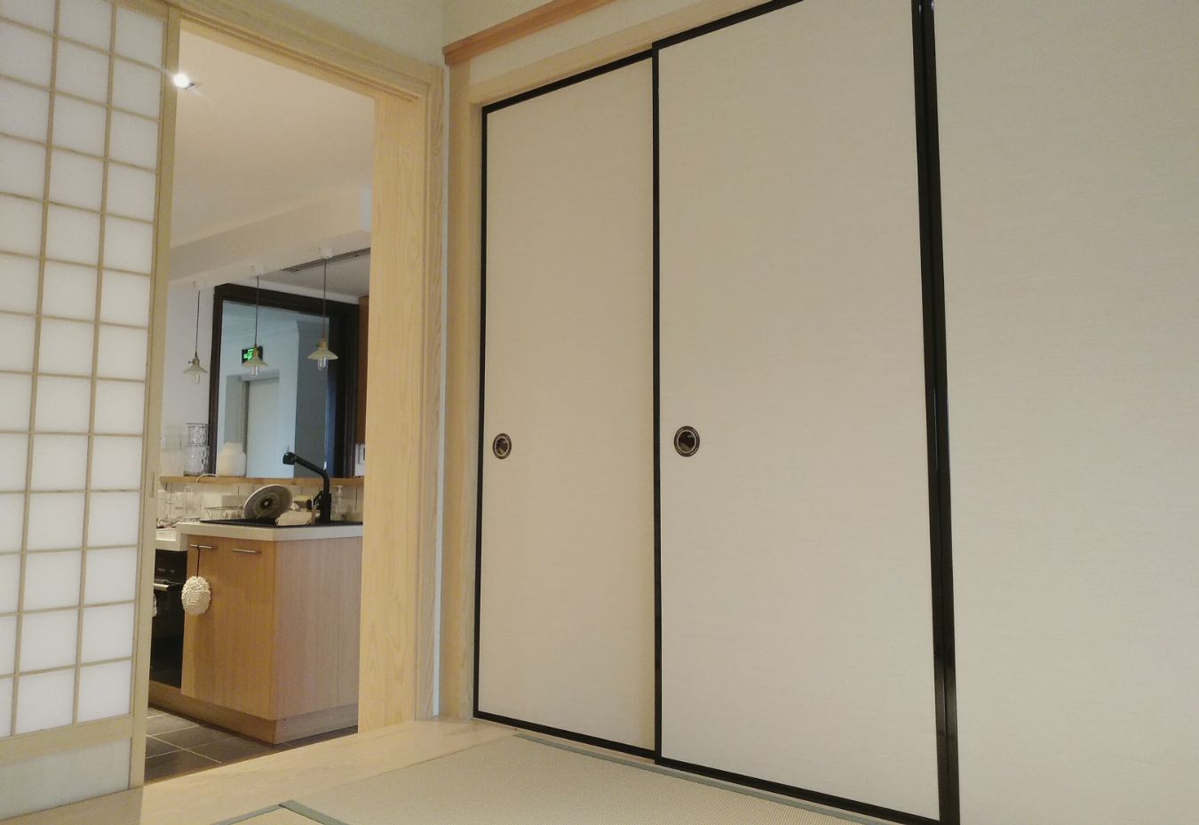 柜门用推拉门和平开门哪个好,定制衣柜推拉门选什么颜色好看