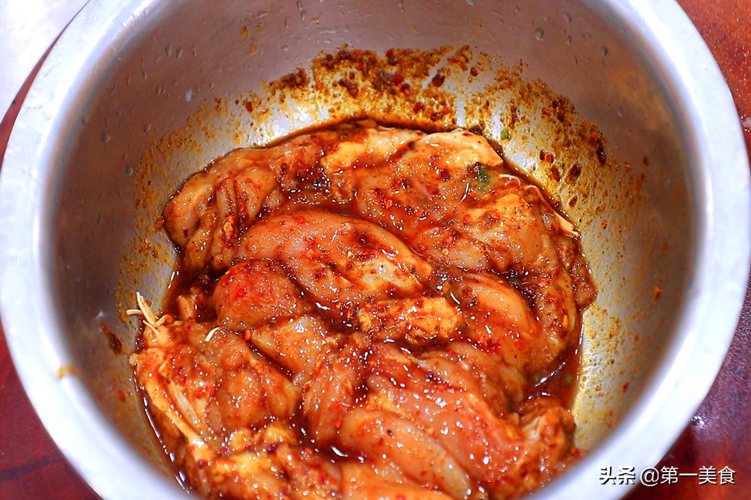 外边卖的鸡排自己制作,外面两块钱的鸡排是怎么做的