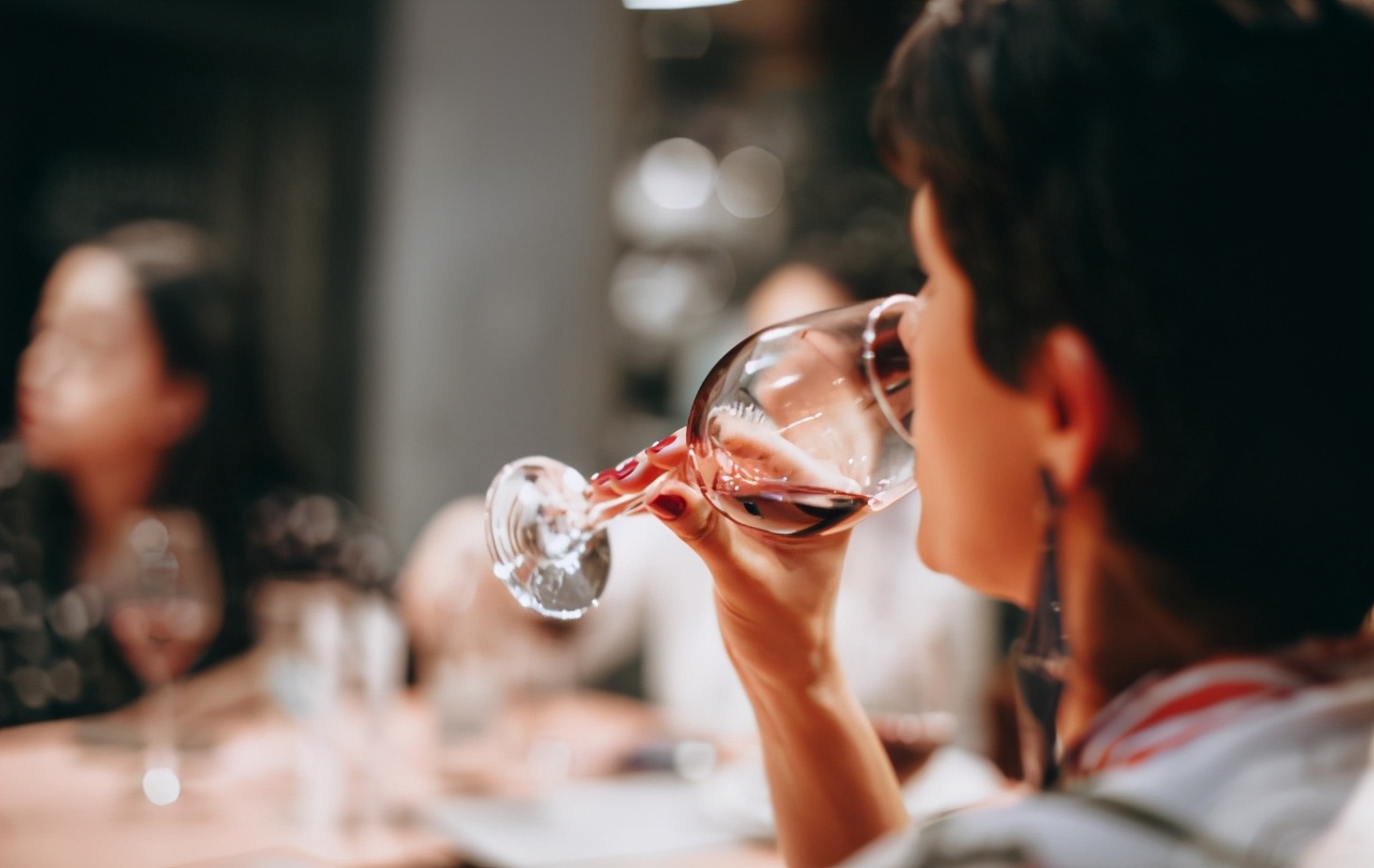 领导欠钱赖着不还，聪明人会通过三种方式来应对，不会得罪领导