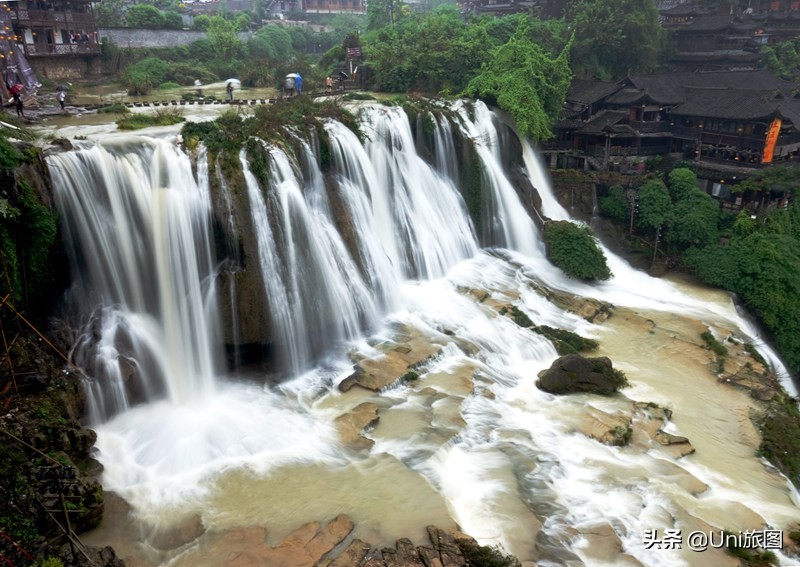 芙蓉镇挂在瀑布上的千年古镇,芙蓉镇是挂在瀑布上的古镇