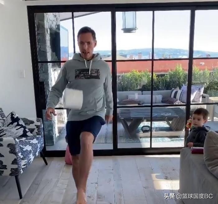 东契奇摔倒完整视频,东契奇颠卫生纸挑战