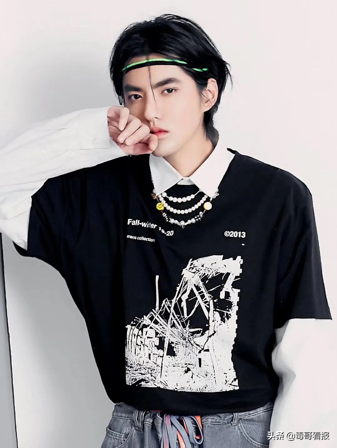 简约的首饰往往是穿搭的必杀技,首饰穿搭