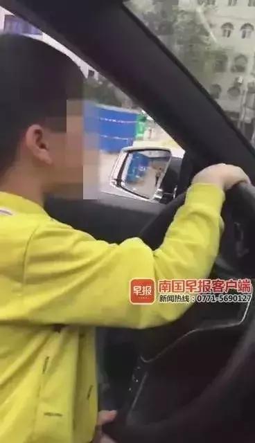 小孩开小车被警察抓了,小男孩开车被警察抓