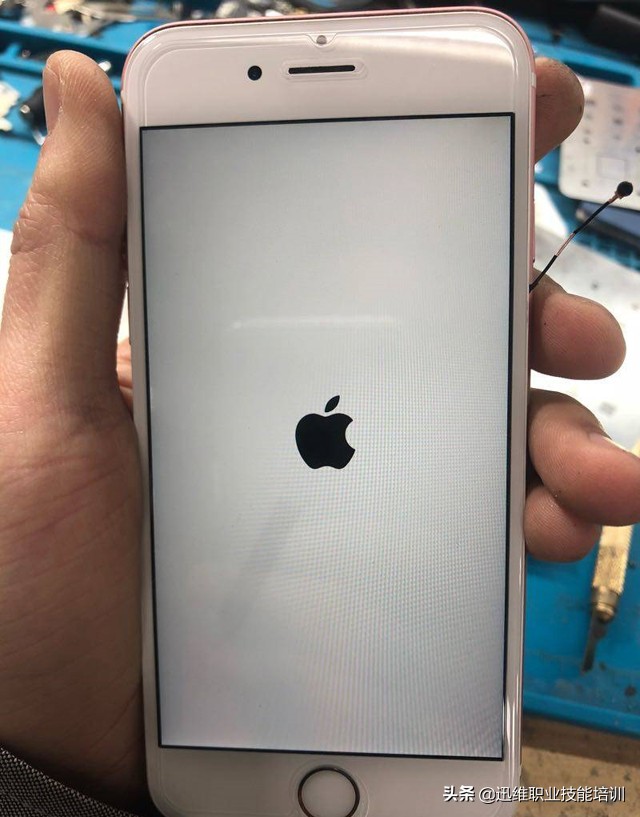 iphone6s进水开机反复重启,iphone6s进水充不进电