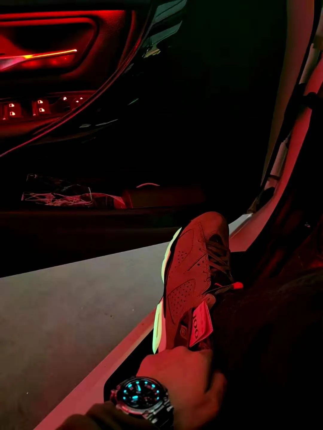 涨见识了!原来很多开宝马的都有一面鞋墙,穿的球鞋不上千就上万