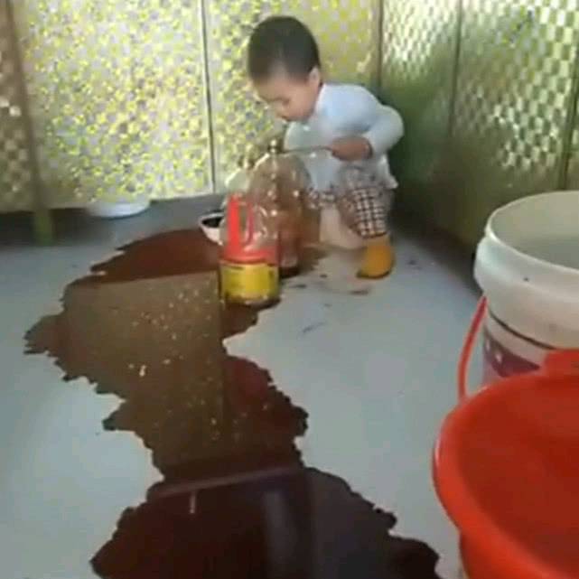 宝妈洗衣服时闻到一股酱油味，来到厨房一看，宝宝蹲着玩得起劲