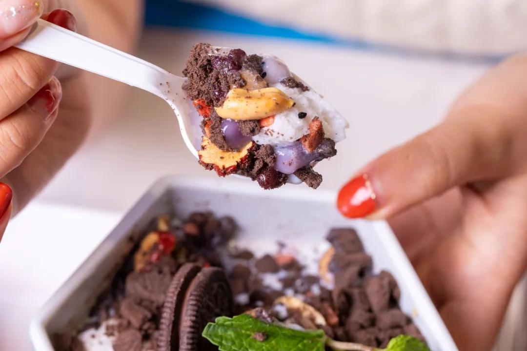 只此一家的牛腩串串火锅C位出道，19块9请你放肆开涮