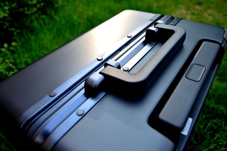 又要值乘了，放下背包拎起皮箱，地平线8号拉杆箱体验