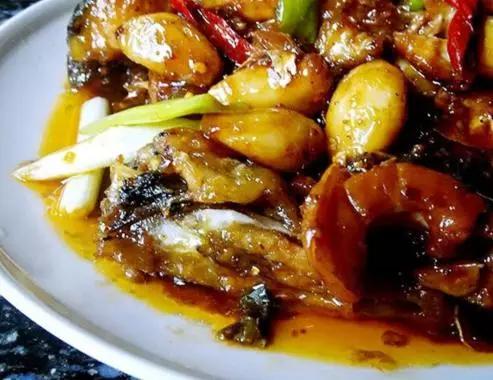 大蒜烧鲶鱼的家庭做法大全,大蒜烧鲶鱼怎么做好吃四川