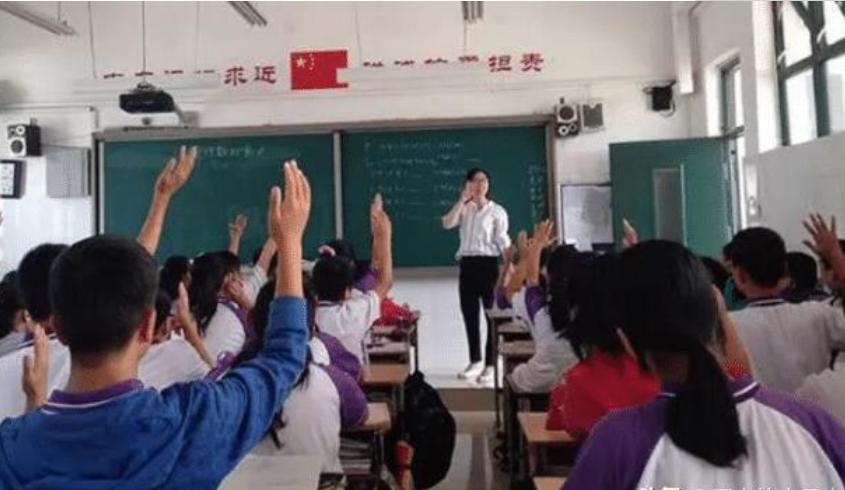 女老师穿*体器人官**服“裸体”上课，学生兴奋不已，专家：尺度太大