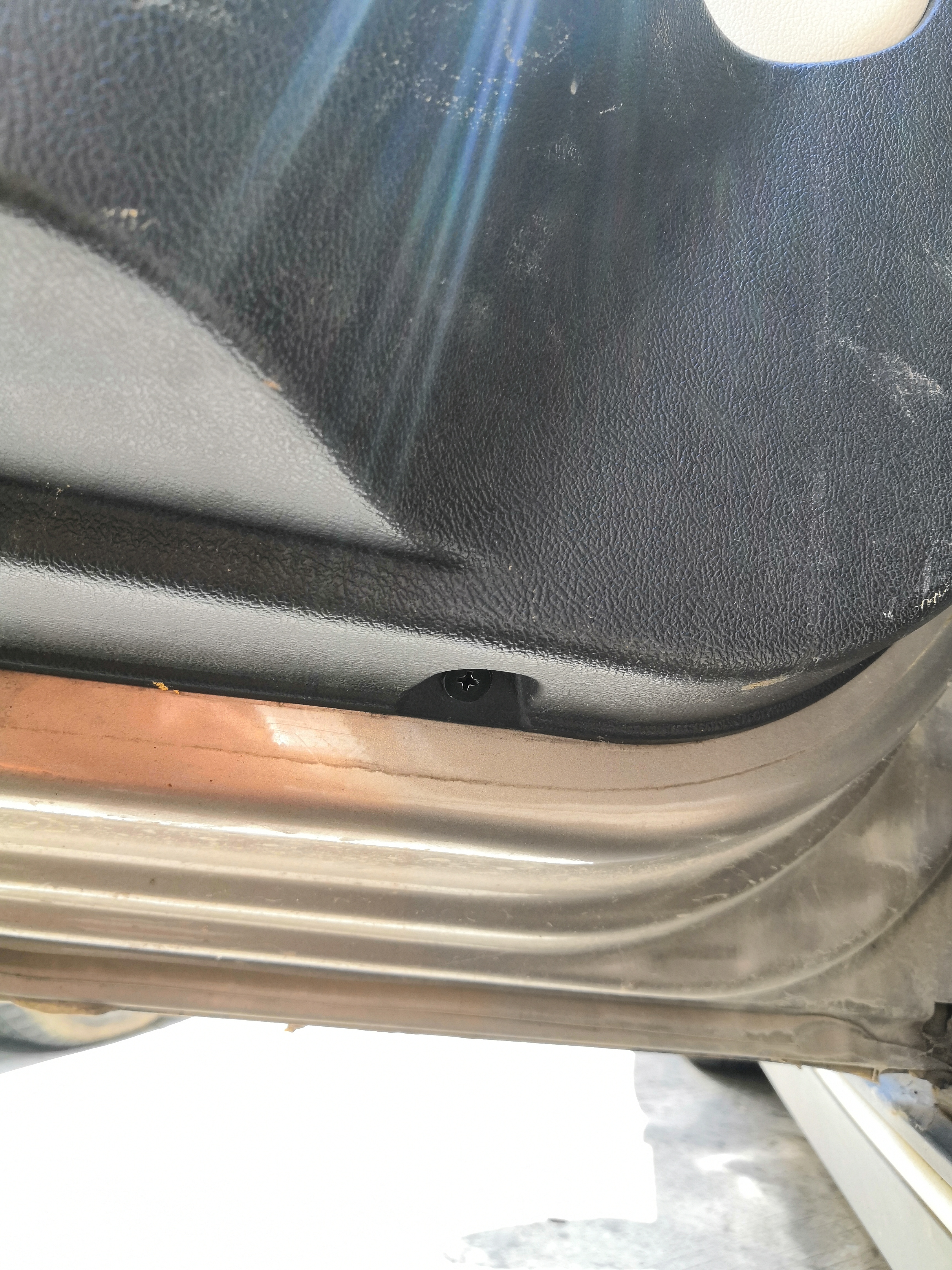 车窗下降有异响升窗没问题,车窗升到顶部吱吱响