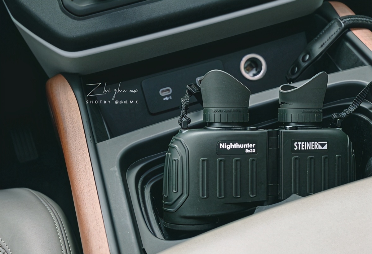 来自500年*火军**商的周边装备，情人节送男友一份“硬核”套装