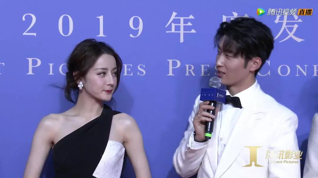 热巴瘦到极致,热巴黑色吊带锁骨突出