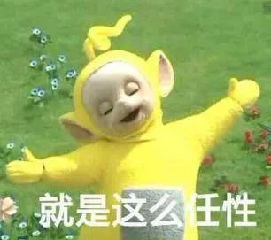 堵瘫这条街一个多小时！女“路霸”车停路中间玩手机，交警敲窗喊话都不好使