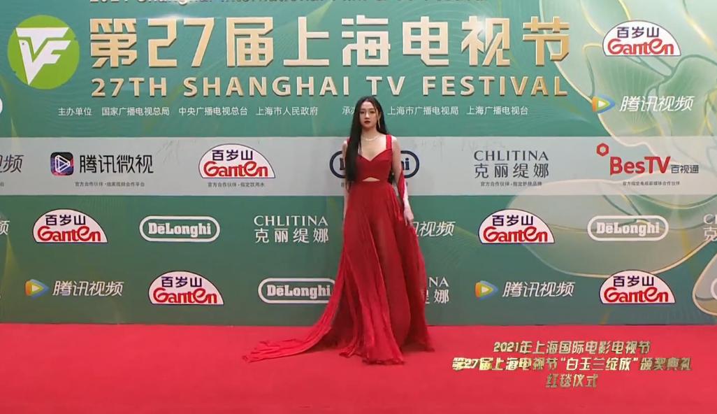 谭松韵倪妮零下4度走红毯,谭松韵吊带白纱裙争夺白玉兰视后