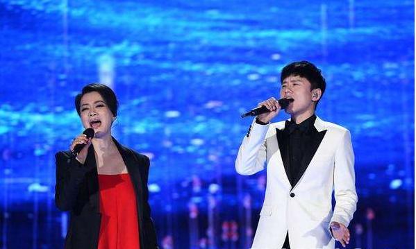张杰在跨年演唱会上向谢娜表白,毛阿敏张杰满城烟花视频