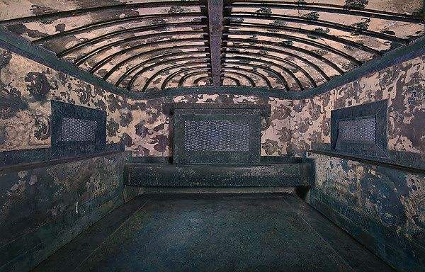 秦始皇陵是不是一个巨大的金字塔,秦始皇陵有超过5米厚的宫墙保护