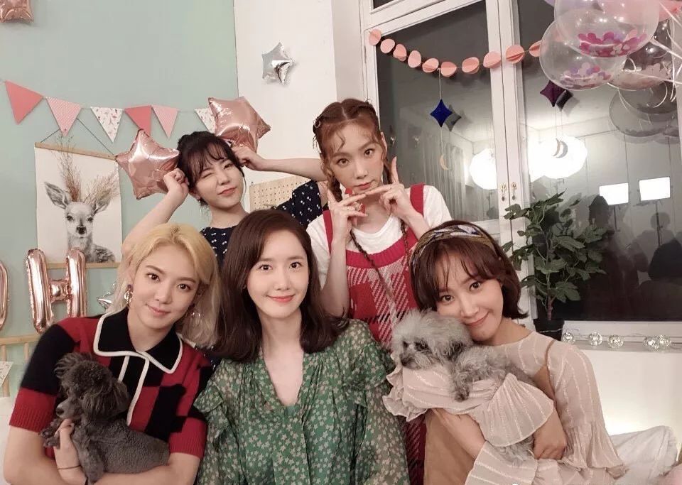 “南韩童颜”林允儿真低调,一身校园风背带裤太乖巧,哪像29岁