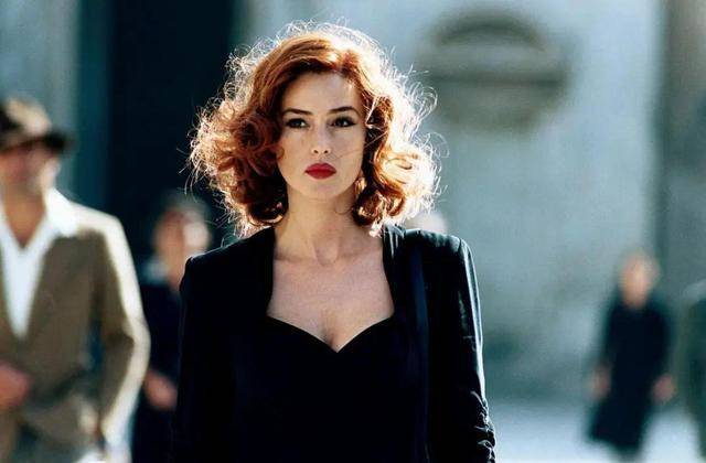 心理学着装暴露的心态,心理学通过穿衣服颜色看穿一个人