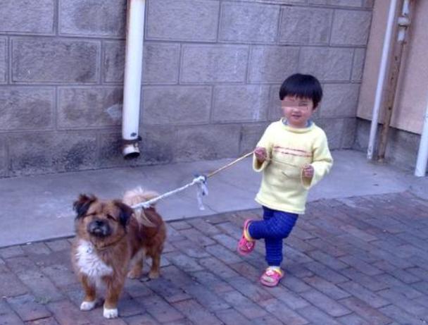 给小孩买鞋子要买大一码吗,给孩子买鞋子是大点好还是刚刚好