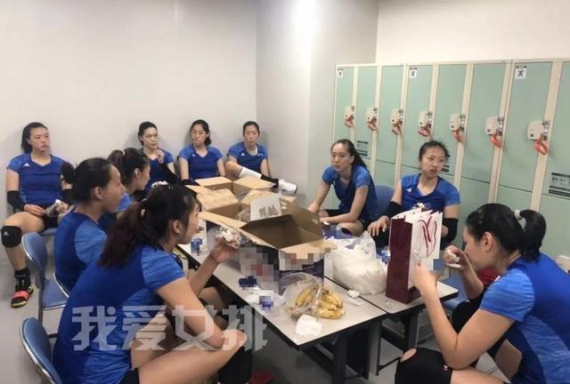 包机包酒店包厨师，女排更衣室吃饭团充饥，中国男足该争口气了