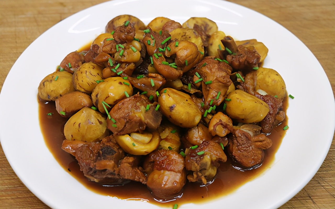 板栗烧鸡家常川菜,板栗烧鸡的做法板栗软糯鸡肉香嫩