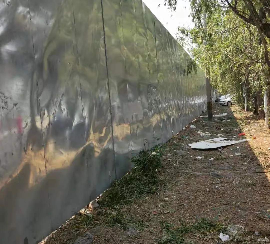 “出门得走机动车道，还得给车让路！”望京这小区居民出行为何这么难？