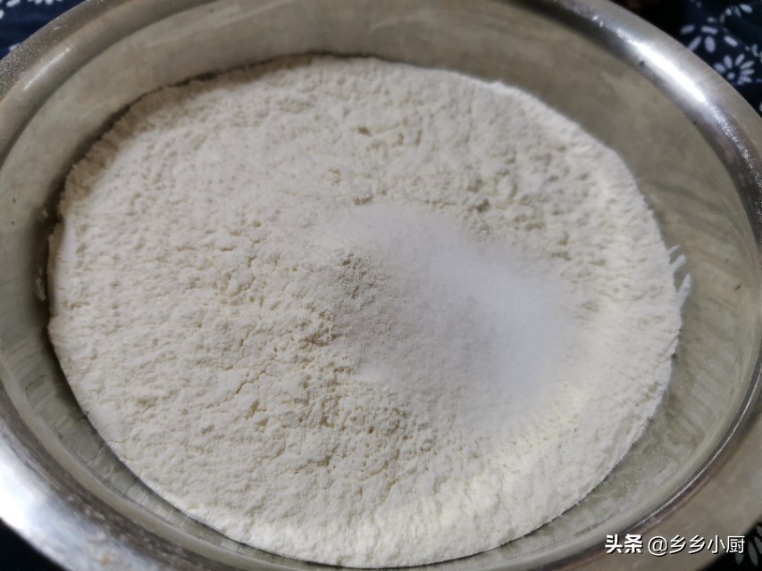 大厨做茴香鸡蛋饺子做法,5块钱的饺子用什么做的