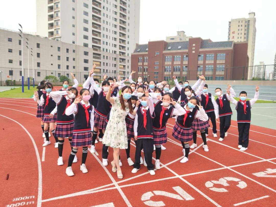 “嘿，我们开学啦！”今日返校师生自拍留念这一刻