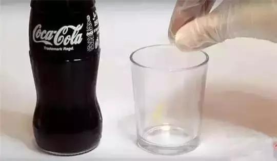 青岛9岁儿童把可口可乐当水喝，牙齿酥到用镊子一捏就碎